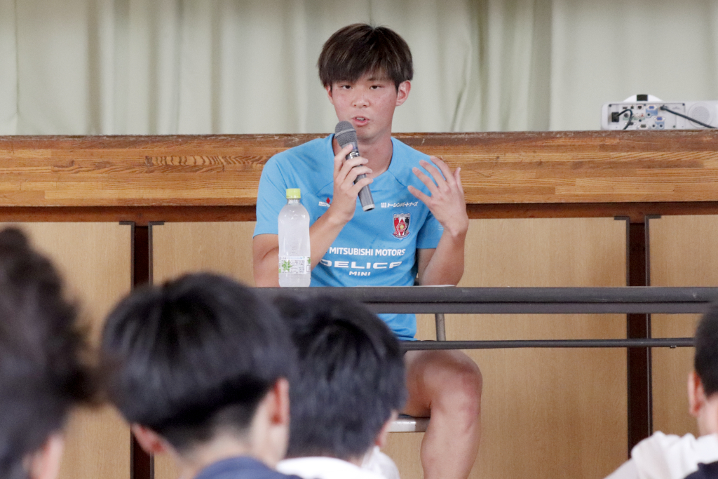 エカニット、堀内が『レッズ先生』として与野本町小学校を訪問