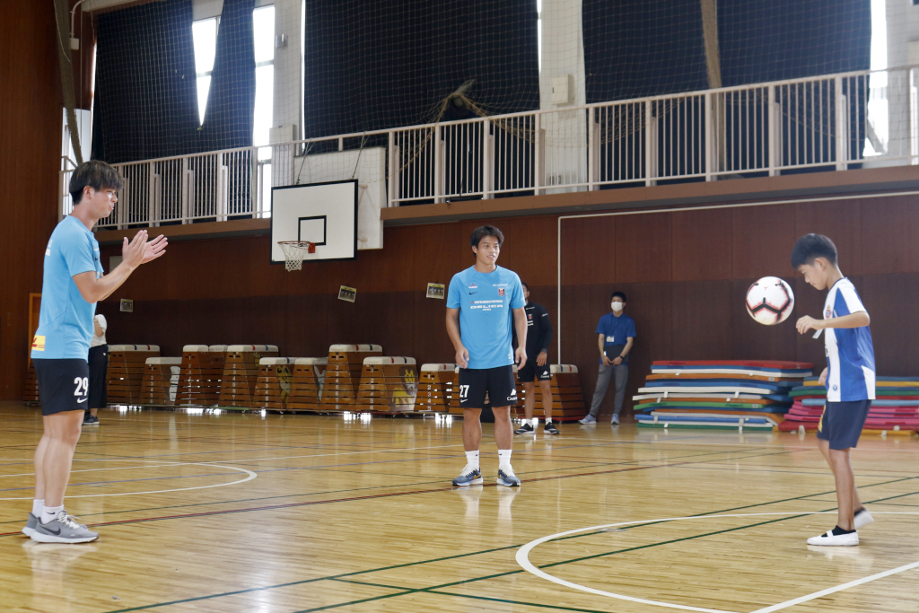 Ekanit, Horiuchi visits Yonohonmachi Elementary School as ``Reds Teacher&#39;&#39;