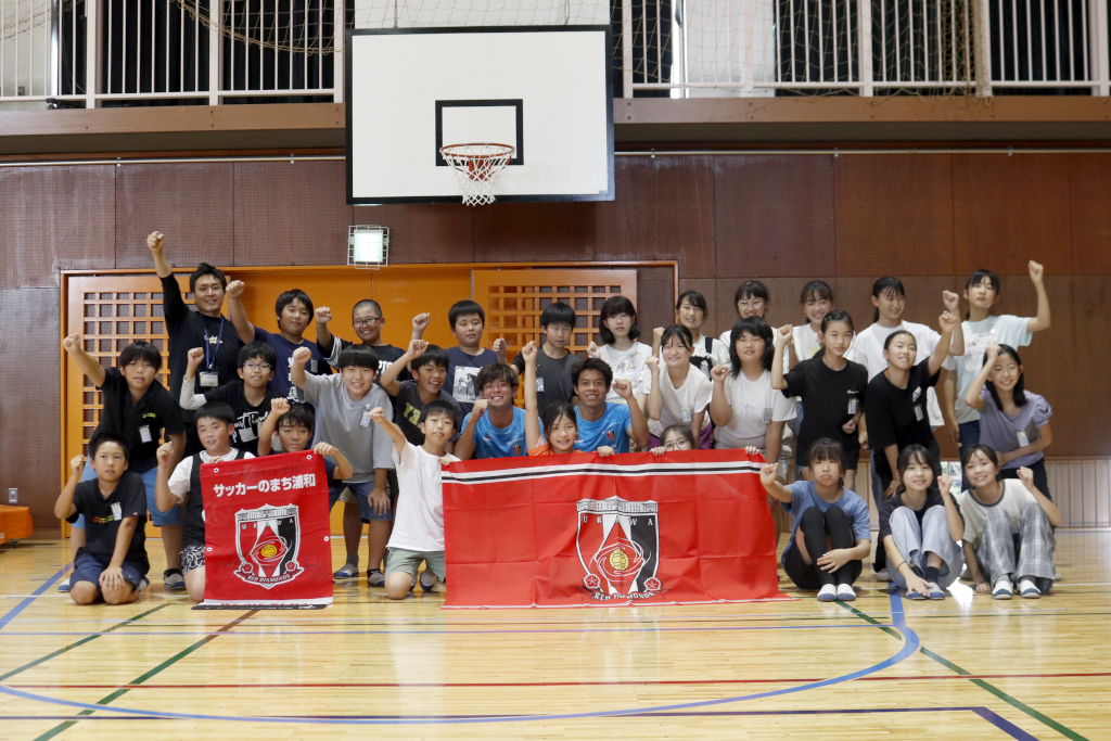 Ekanit, Horiuchi visits Yonohonmachi Elementary School as ``Reds Teacher&#39;&#39;
