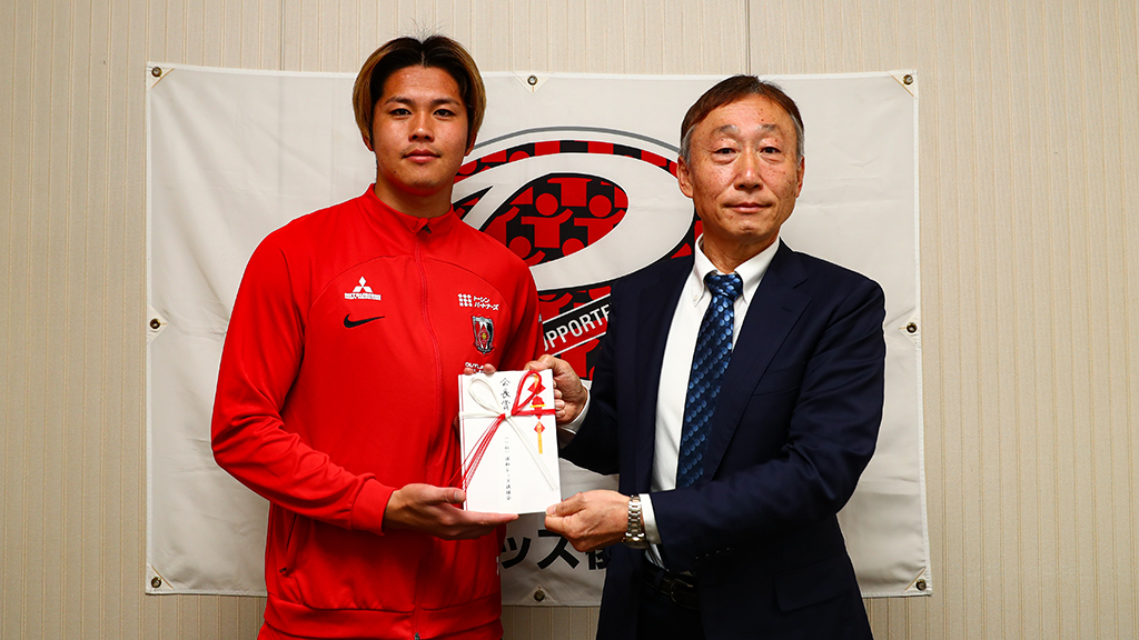 Ito receives the ``Chairman&#39;s Award&#39;&#39; at the Urawa Reds Supporters&#39; Association Player Awards