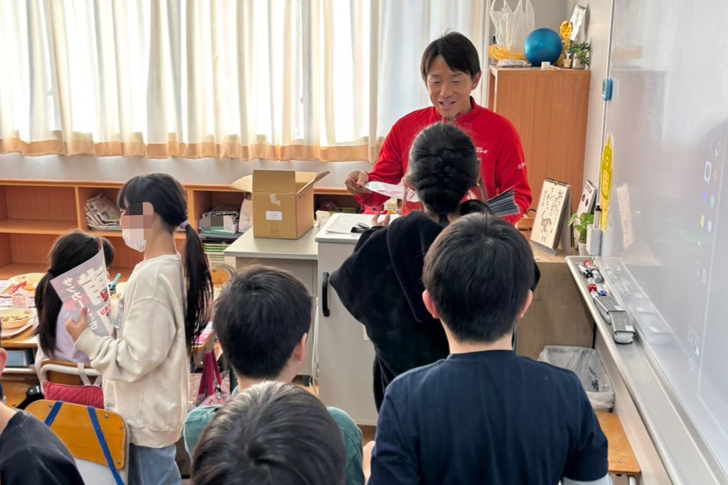 宇賀神が小学校を訪問 | URAWA RED DIAMONDS OFFICIAL WEBSITE