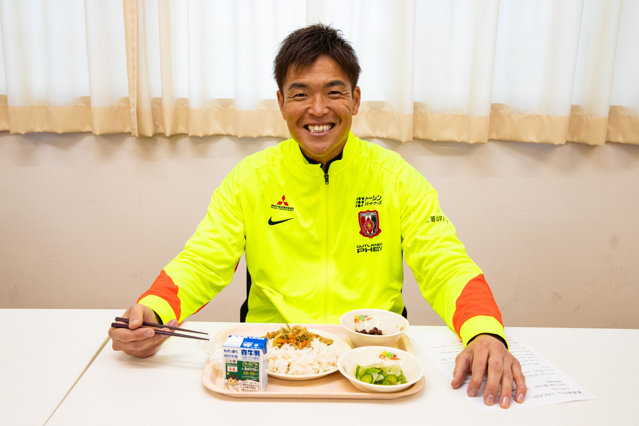 西川が「3校親善サッカー大会」閉会式に参加、美園北小学校で給食交流を実施