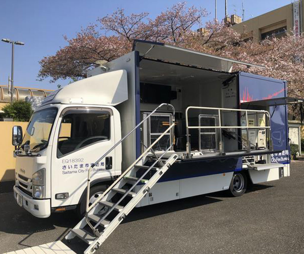 防災広報車(地震体験車)