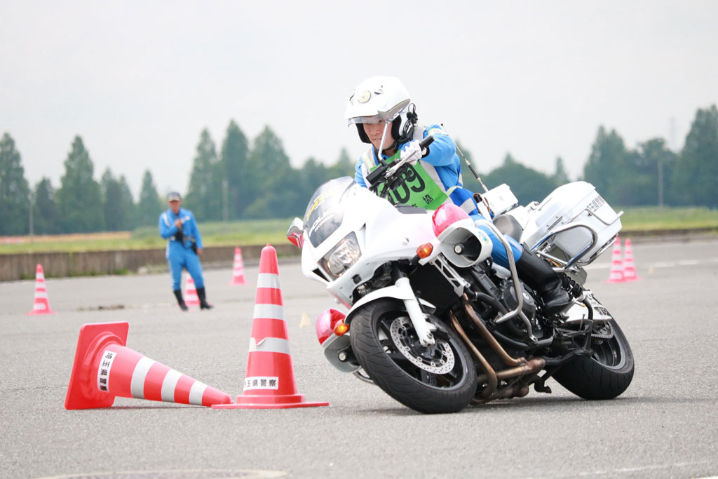 埼玉県警察白バイ隊員によるデモンストレーション走行