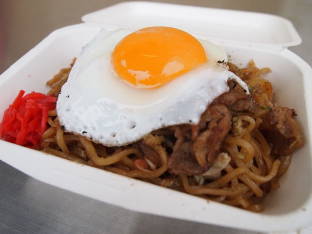 富士山食堂『富士宮やきそば目玉焼きのせ』