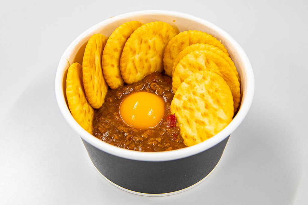 おつまみカレーとクラッカー
