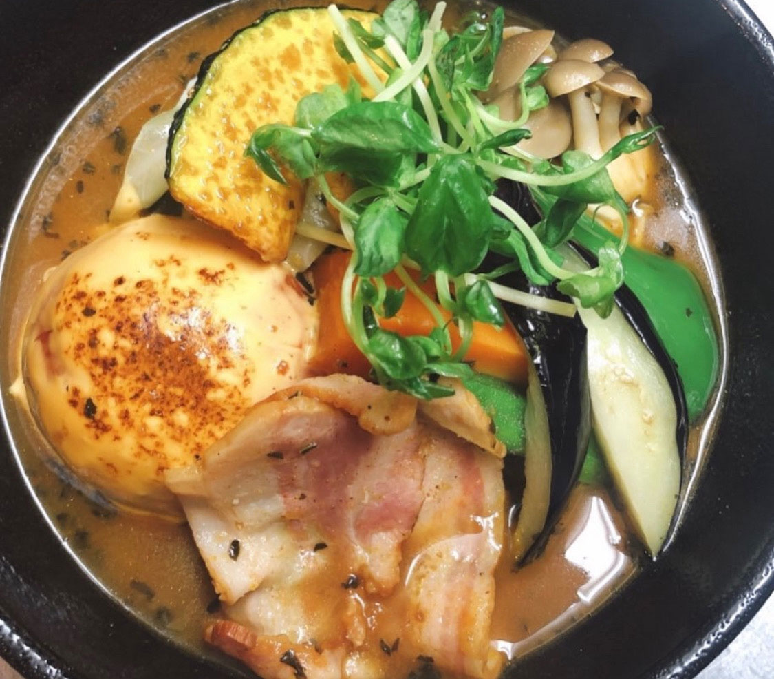 カーニャパッソ『丸ごとトマトとベーコン、野菜のスープカレー』