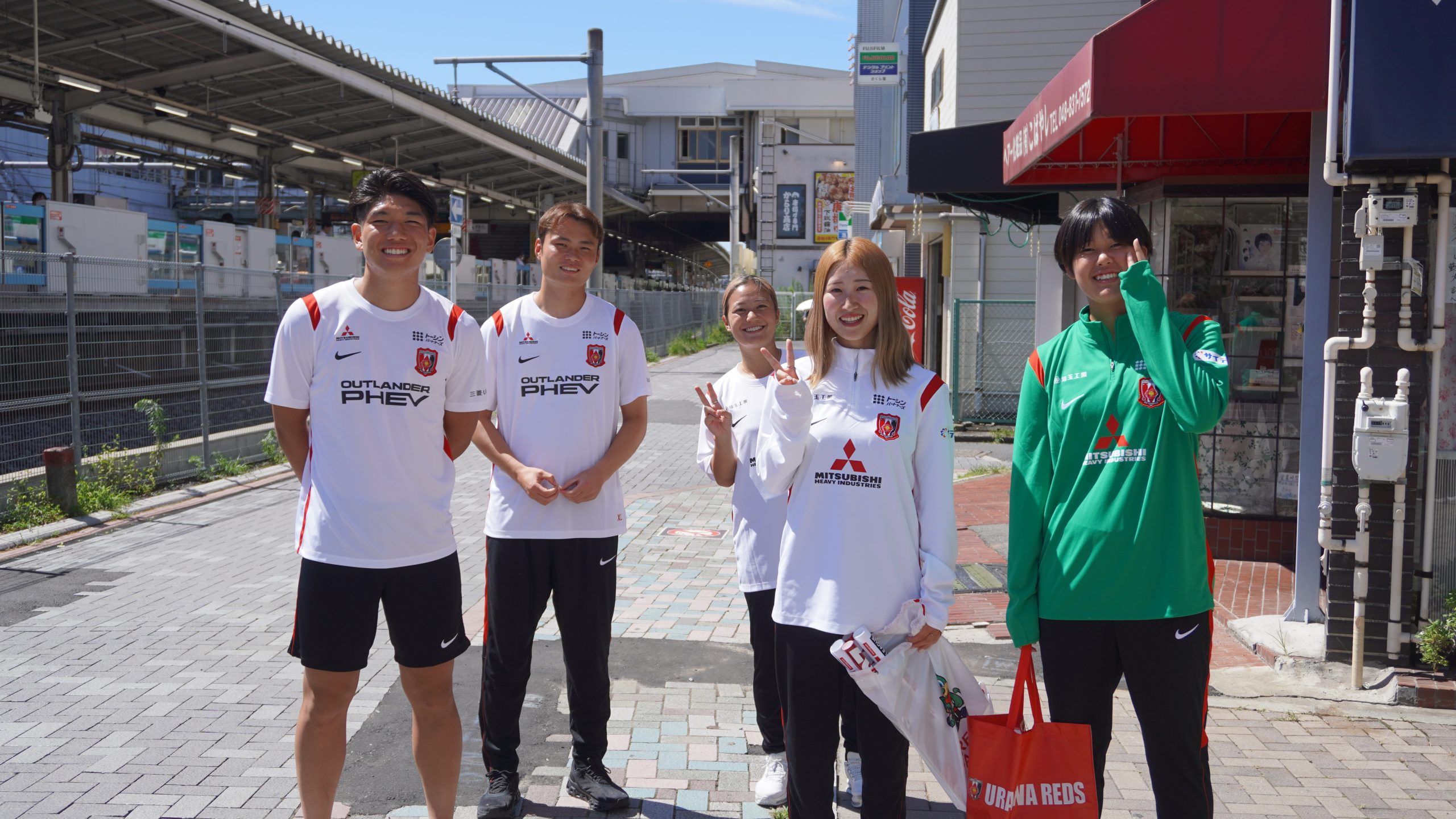 地域の商店会に浦和レッズの選手たちがポスター＆告知チラシをお渡し